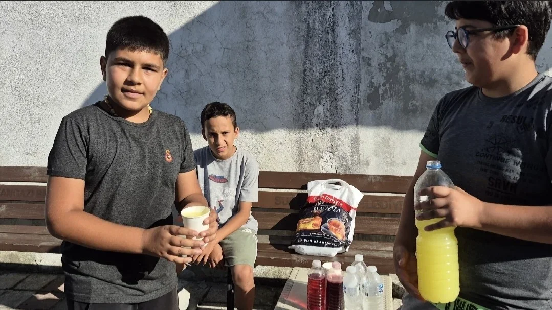 Sultangazi'de 5 çocuk limonata satarak hayallerine para biriktiriyor