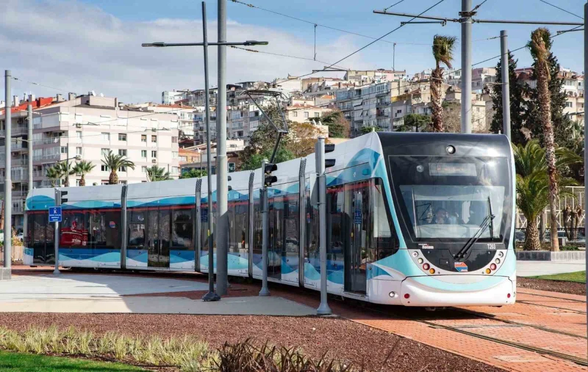 İzmir'de İEF için toplu ulaşımda gece seferleri uzatıldı