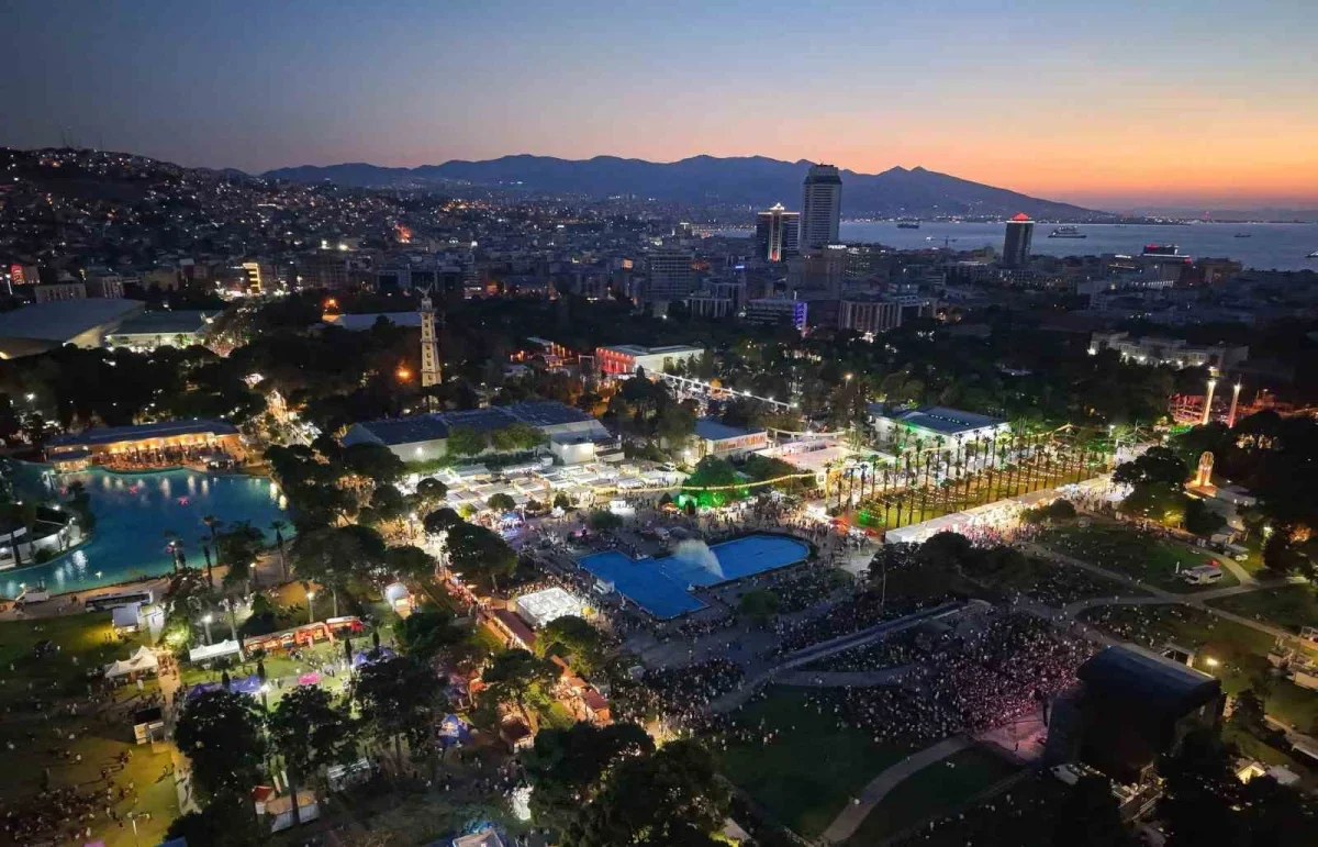 İzmir'de İEF için toplu ulaşımda gece seferleri uzatıldı