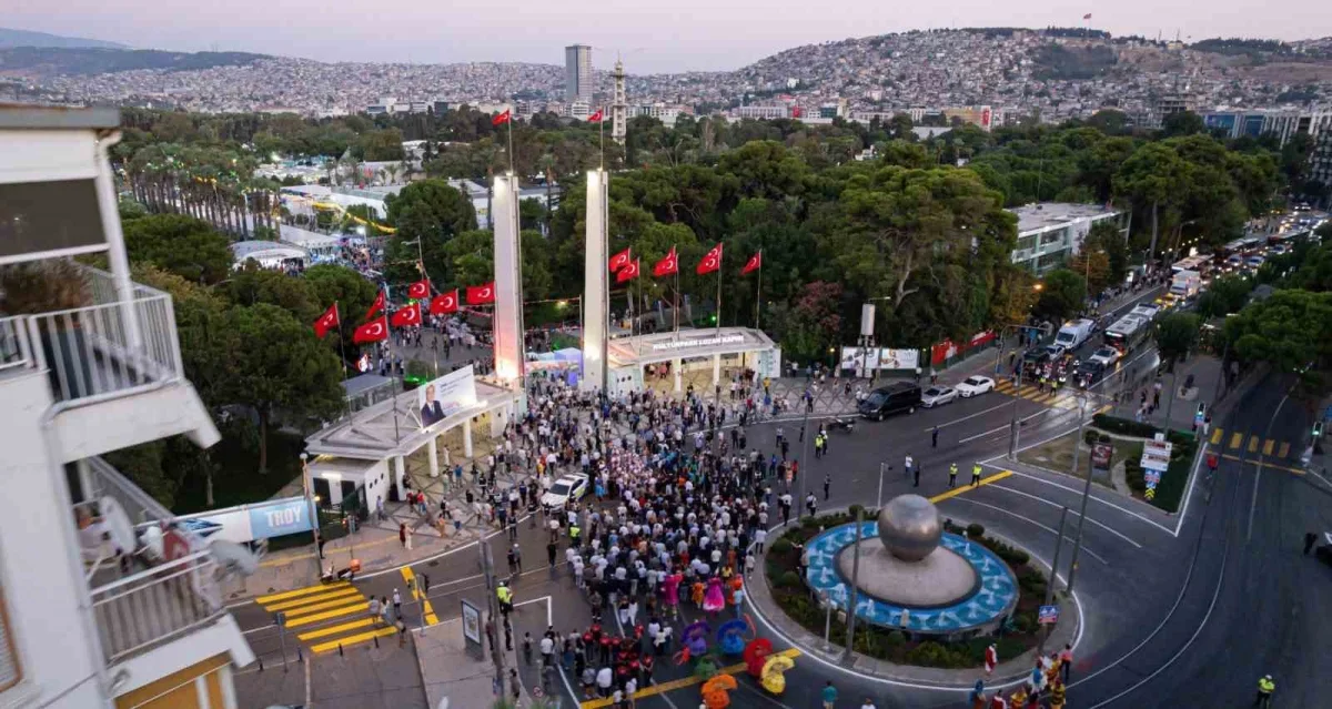 İzmir'de İEF için toplu ulaşımda gece seferleri uzatıldı