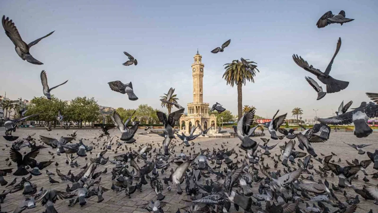 İzmir Saat Kulesi 125 yıldır Konak Meydanı'nda zamanı tutuyor
