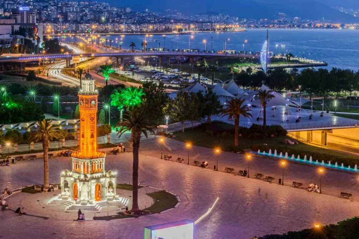 İzmir Saat Kulesi 125 yıldır Konak Meydanı'nda zamanı tutuyor