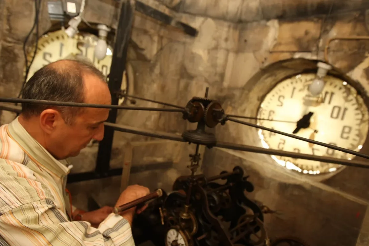 İzmir Saat Kulesi 125 yıldır Konak Meydanı'nda zamanı tutuyor