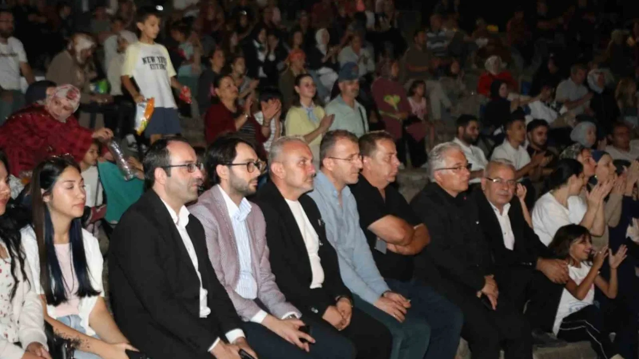 İnegöl'de kurtuluş coşkusu gençlik korosu konseriyle yaşandı