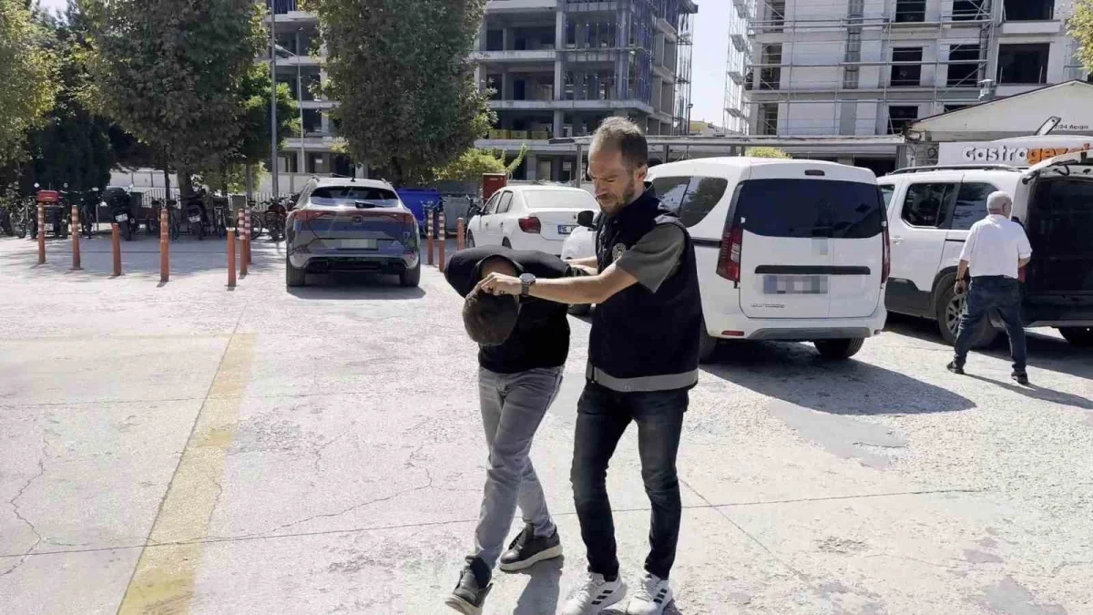 Polis kılığında dolandırıcılık yapan 2 şüpheli tutuklandı
