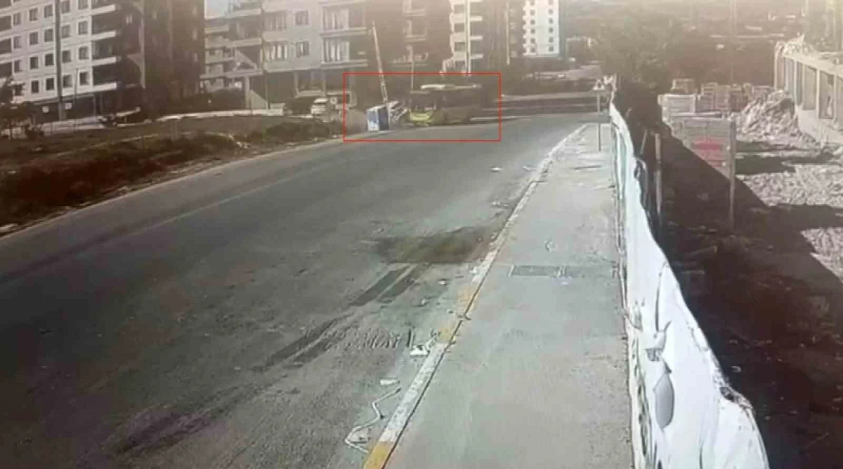 Sultanbeyli'de İETT otobüsü ile otomobil çarpıştı, 4 yaralı