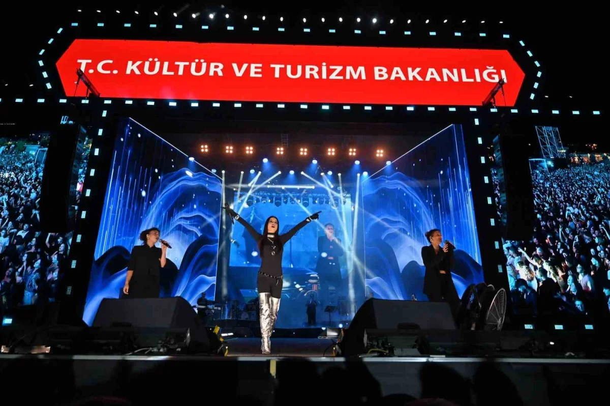 Simge Sağın Çanakkale Kültür Yolu Festivali'nde sahne aldı