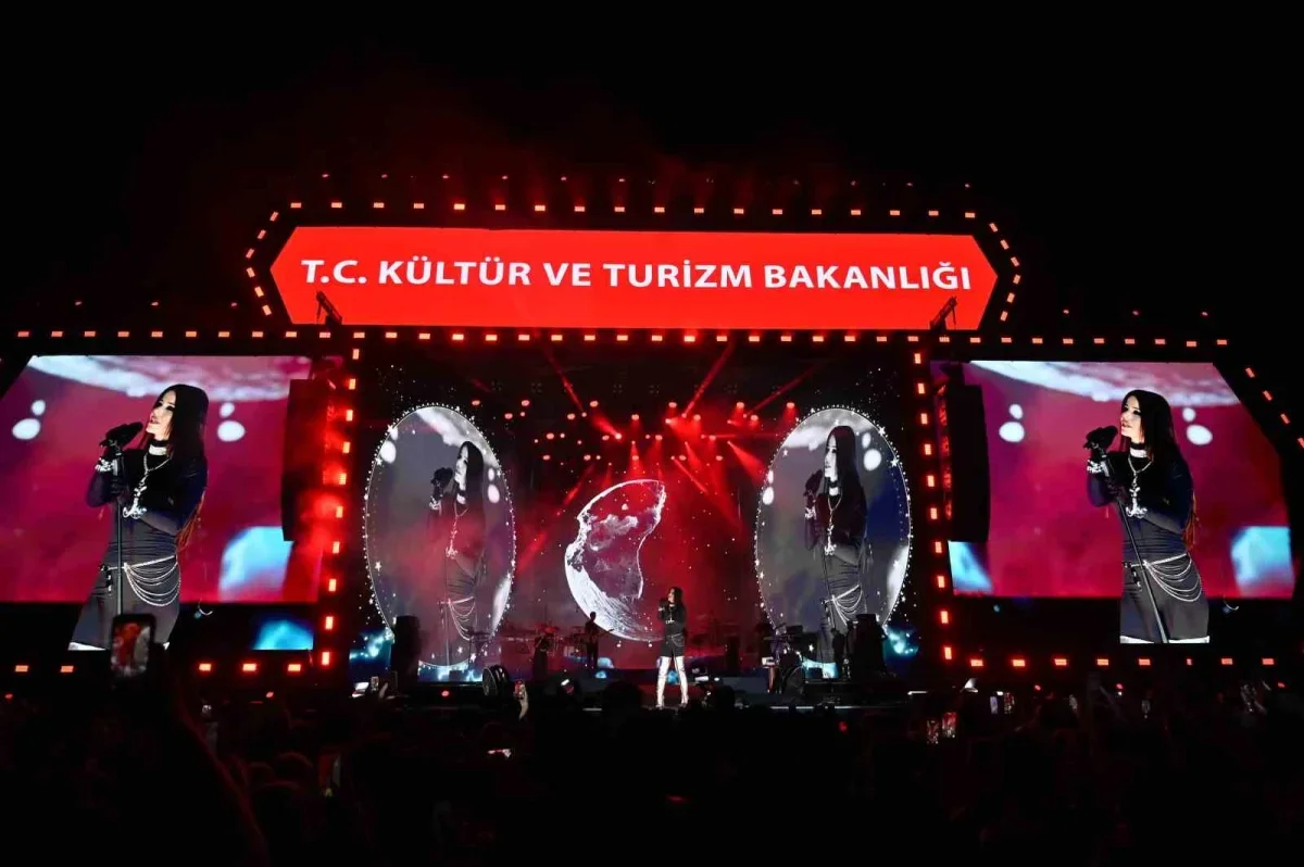 Simge Sağın Çanakkale Kültür Yolu Festivali'nde sahne aldı