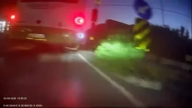Bursa'da kırmızı ışıkta geçen otobüs şoföründen skandal yanıt