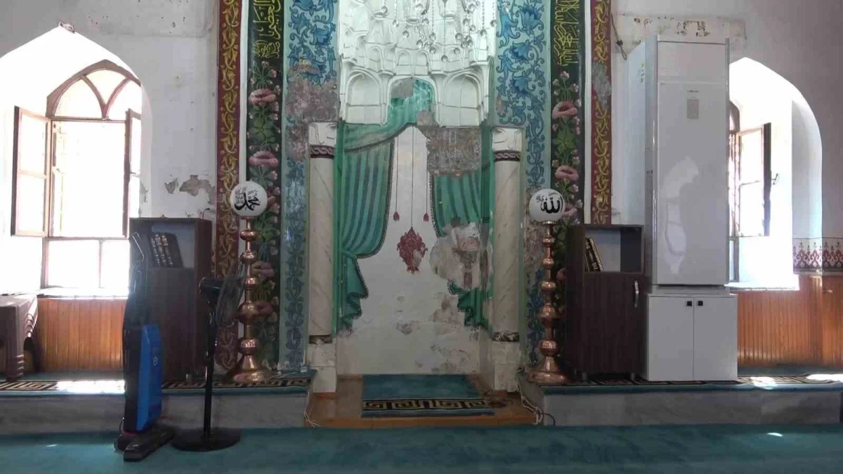 Tuz Pazarı Camii'nde sıva döküldü, 550 yıllık tarih ortaya çıktı