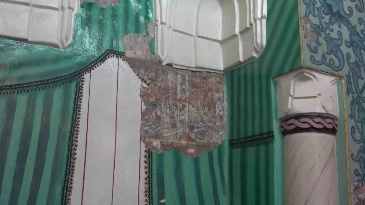 Tuz Pazarı Camii'nde sıva döküldü, 550 yıllık tarih ortaya çıktı