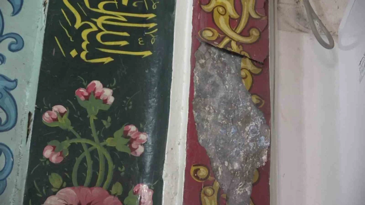 Tuz Pazarı Camii'nde sıva döküldü, 550 yıllık tarih ortaya çıktı