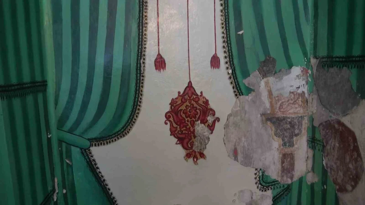 Tuz Pazarı Camii'nde sıva döküldü, 550 yıllık tarih ortaya çıktı