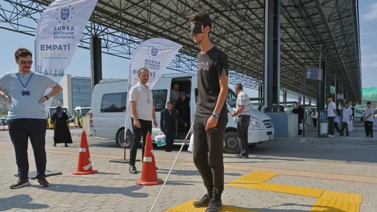 Bursa'da Acemler Metro İstasyonu'nda empati parkuru kuruldu