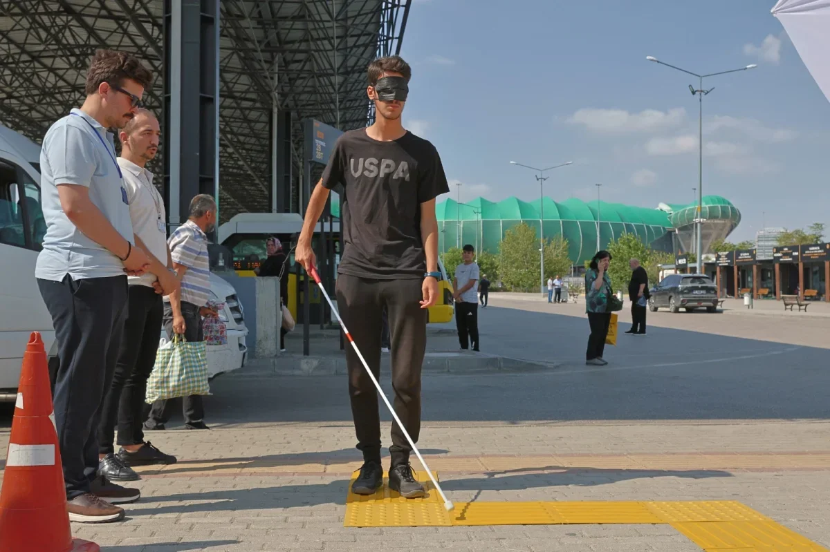 Bursa'da Acemler Metro İstasyonu'nda empati parkuru kuruldu