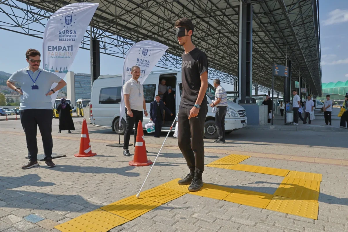 Bursa'da Acemler Metro İstasyonu'nda empati parkuru kuruldu