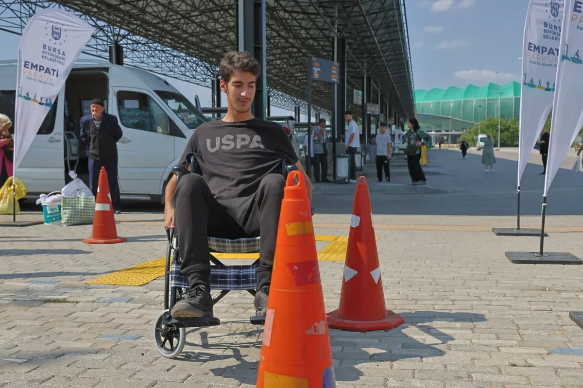 Bursa'da Acemler Metro İstasyonu'nda empati parkuru kuruldu