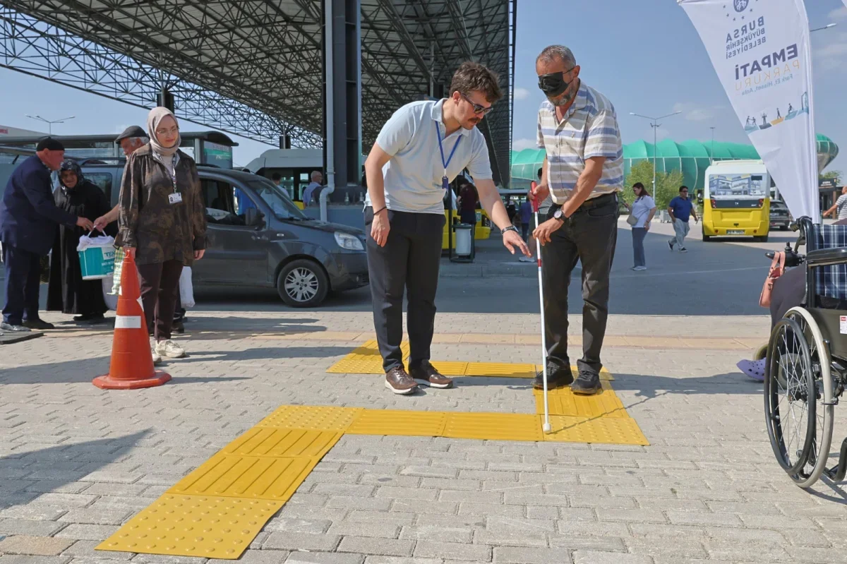 Bursa'da Acemler Metro İstasyonu'nda empati parkuru kuruldu