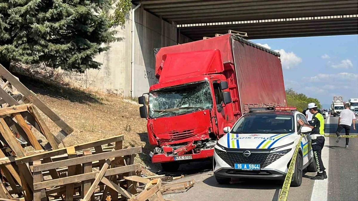 Bursa otoyolunda feci kaza: Emniyet şeridinde can verdi