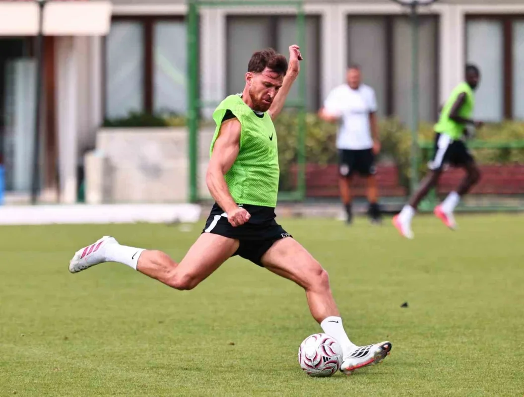Beşiktaş transfer döneminde 10 oyuncu aldı, 16 isimle ayrıldı