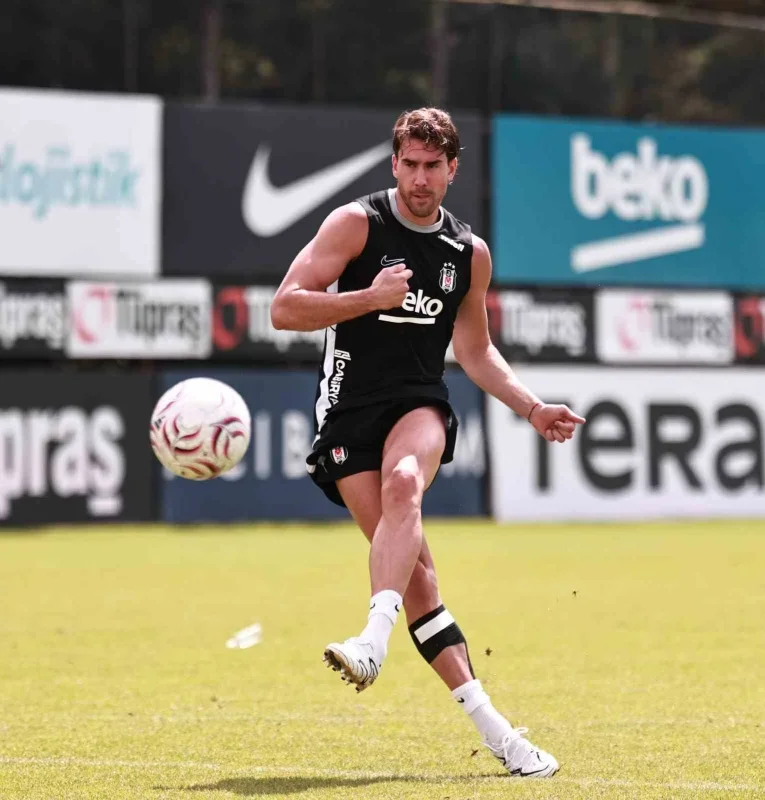 Beşiktaş transfer döneminde 10 oyuncu aldı, 16 isimle ayrıldı