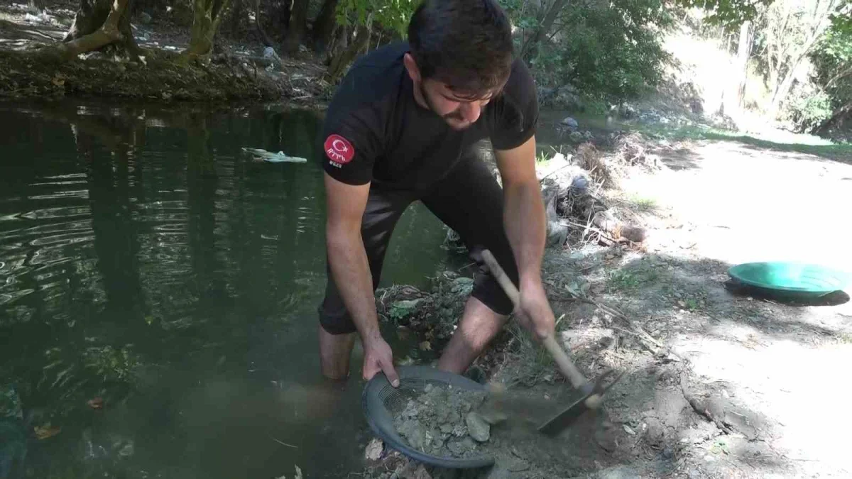 Emre Aydın derelerde altın arıyor: Günde 5 gram çıkarıyor