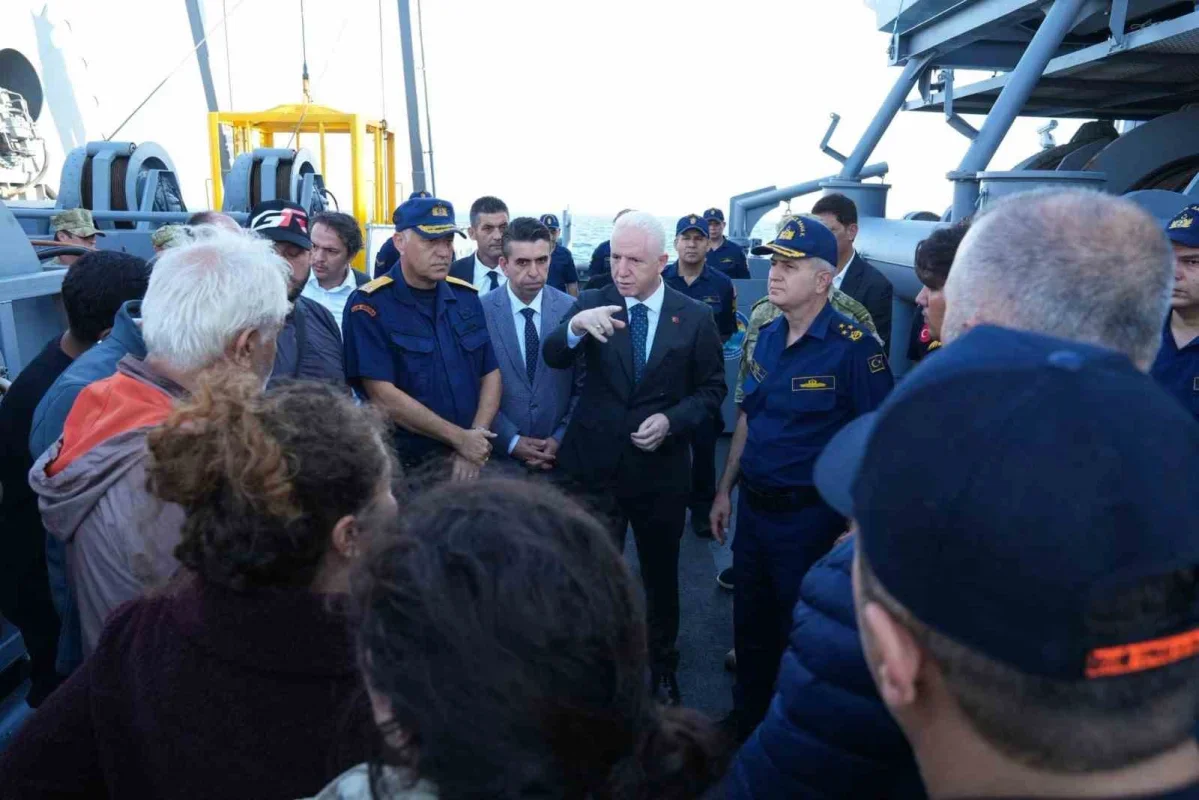 Silivri açıklarında gemi kazası: Vali Gül arama çalışmalarını inceledi