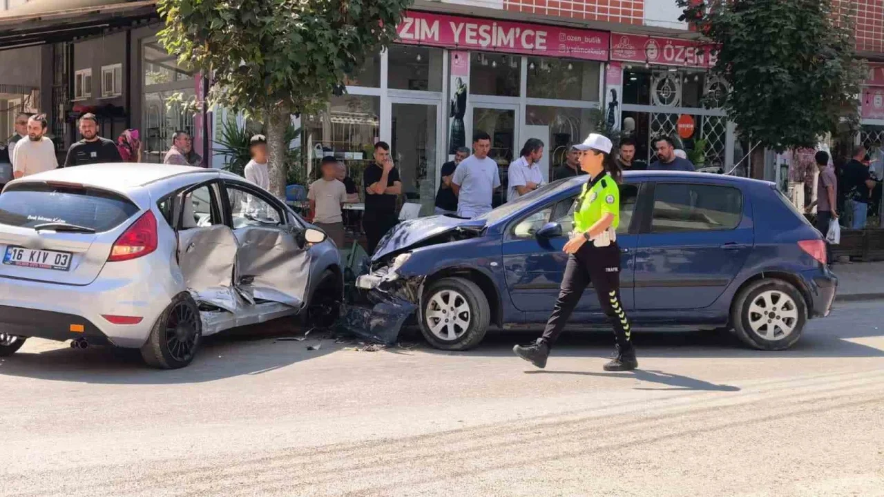 İnegöl'de iki otomobil kafa kafaya çarpıştı, 3 kişi yaralandı