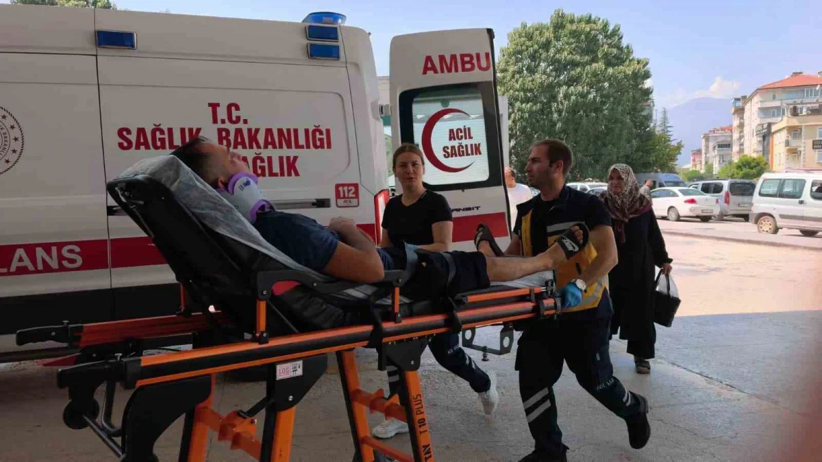 İnegöl'de iki otomobil kafa kafaya çarpıştı, 3 kişi yaralandı