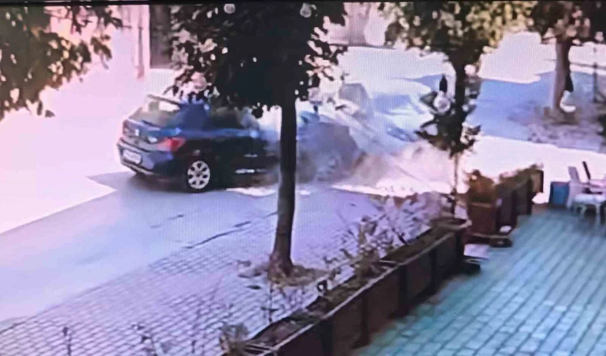 İnegöl'de iki otomobil kafa kafaya çarpıştı, 3 kişi yaralandı