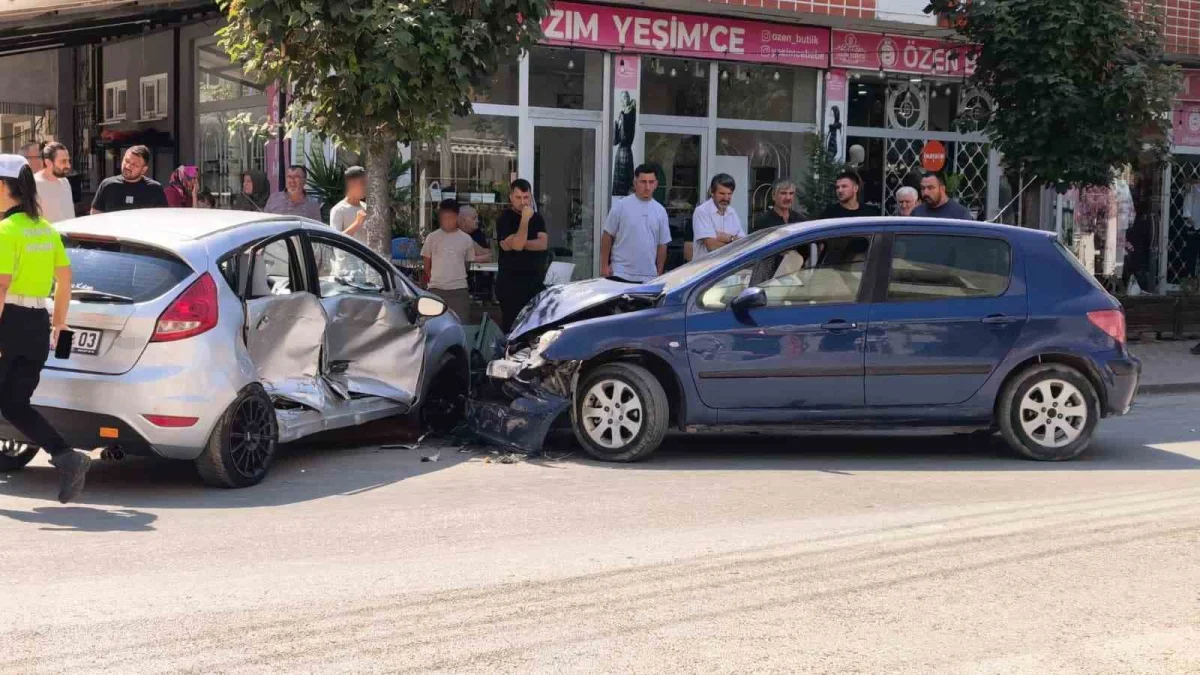 İnegöl'de iki otomobil kafa kafaya çarpıştı, 3 kişi yaralandı