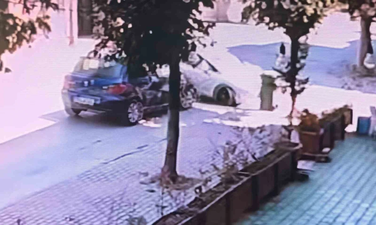 İnegöl'de iki otomobil kafa kafaya çarpıştı, 3 kişi yaralandı