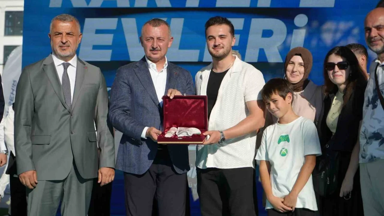 Kartepe Kent Konut Evleri'nde 144 hak sahibine anahtar teslimi