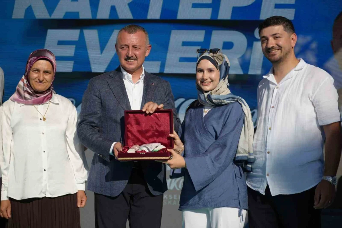 Kartepe Kent Konut Evleri'nde 144 hak sahibine anahtar teslimi