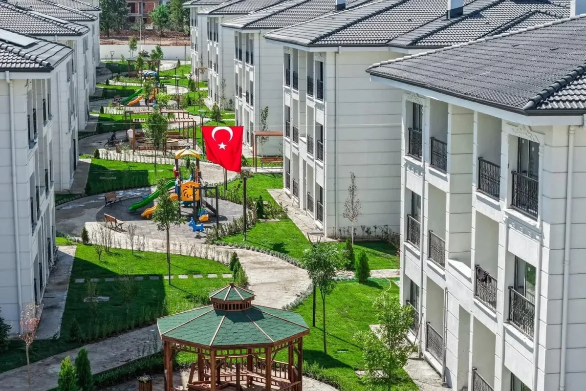 Kartepe Kent Konut Evleri'nde 144 hak sahibine anahtar teslimi