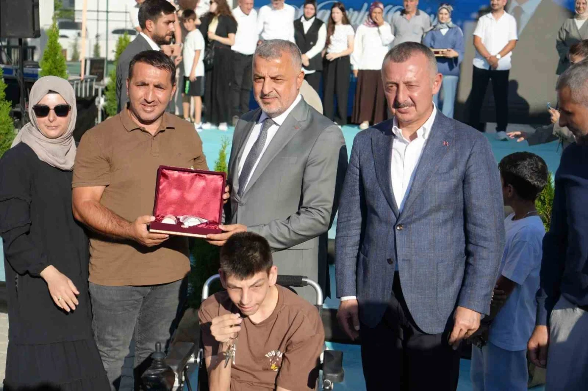 Kartepe Kent Konut Evleri'nde 144 hak sahibine anahtar teslimi