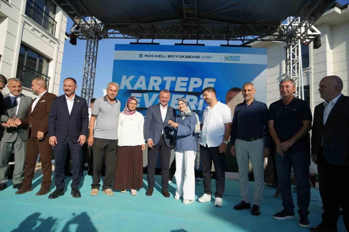 Kartepe Kent Konut Evleri'nde 144 hak sahibine anahtar teslimi