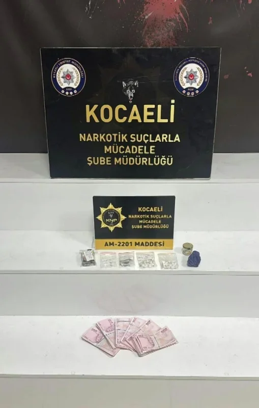 Kocaeli'de fırının alt bölümünden uyuşturucu ve 65 bin lira çıktı