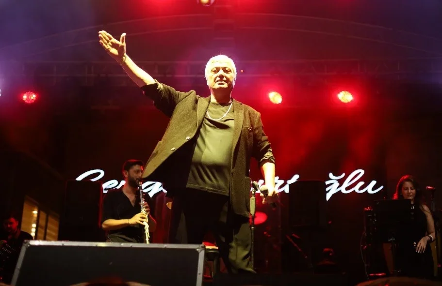 Cengiz Kurtoğlu, Yenişehir'de Altın Biber Festivali'nde sahne aldı