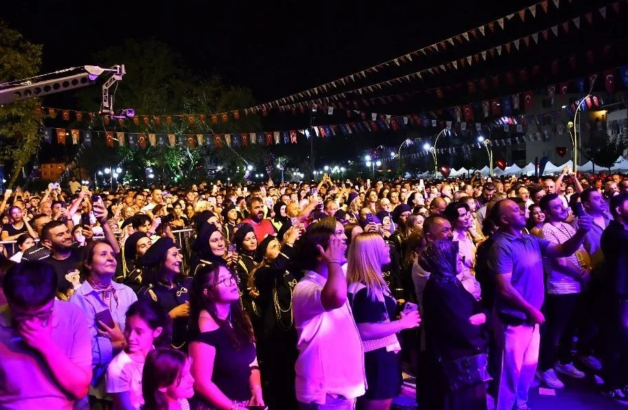 Cengiz Kurtoğlu, Yenişehir'de Altın Biber Festivali'nde sahne aldı