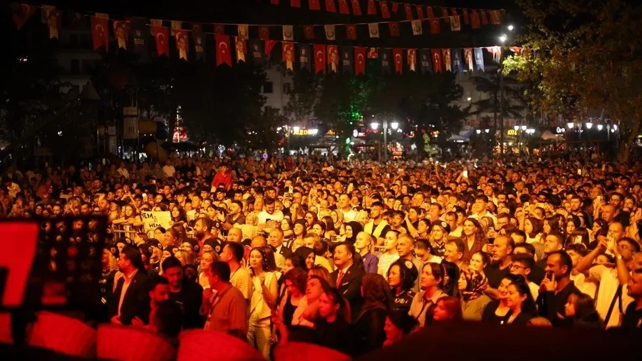 Cengiz Kurtoğlu, Yenişehir'de Altın Biber Festivali'nde sahne aldı
