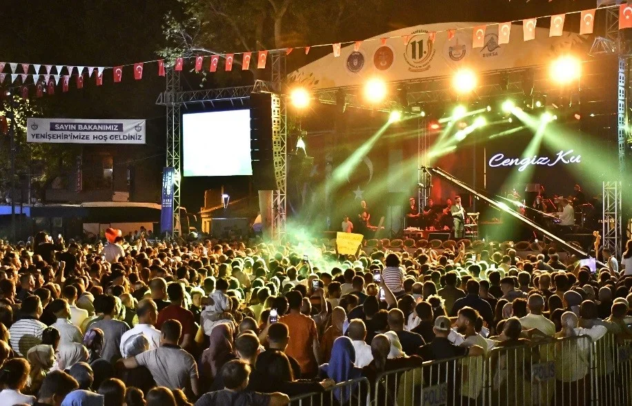 Cengiz Kurtoğlu, Yenişehir'de Altın Biber Festivali'nde sahne aldı