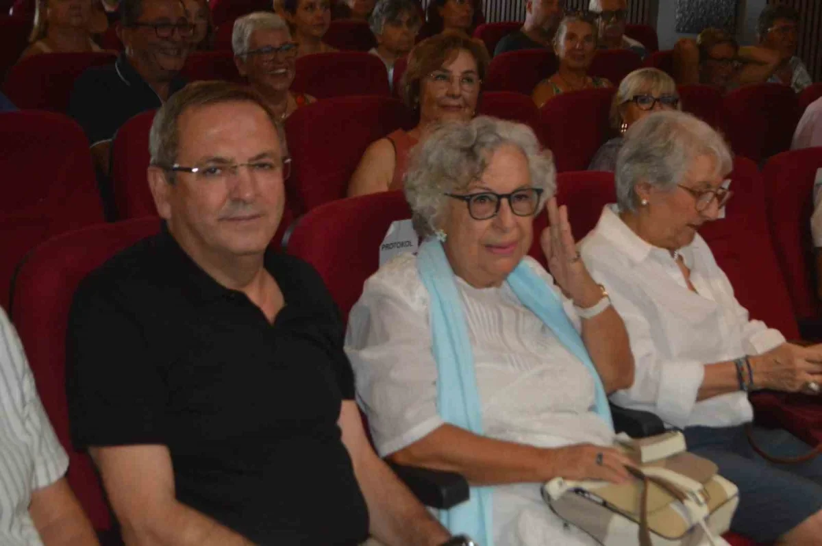 Ayvalık'ta Feyza Hepçilingirler'e "Ustamıza Saygı" gecesi