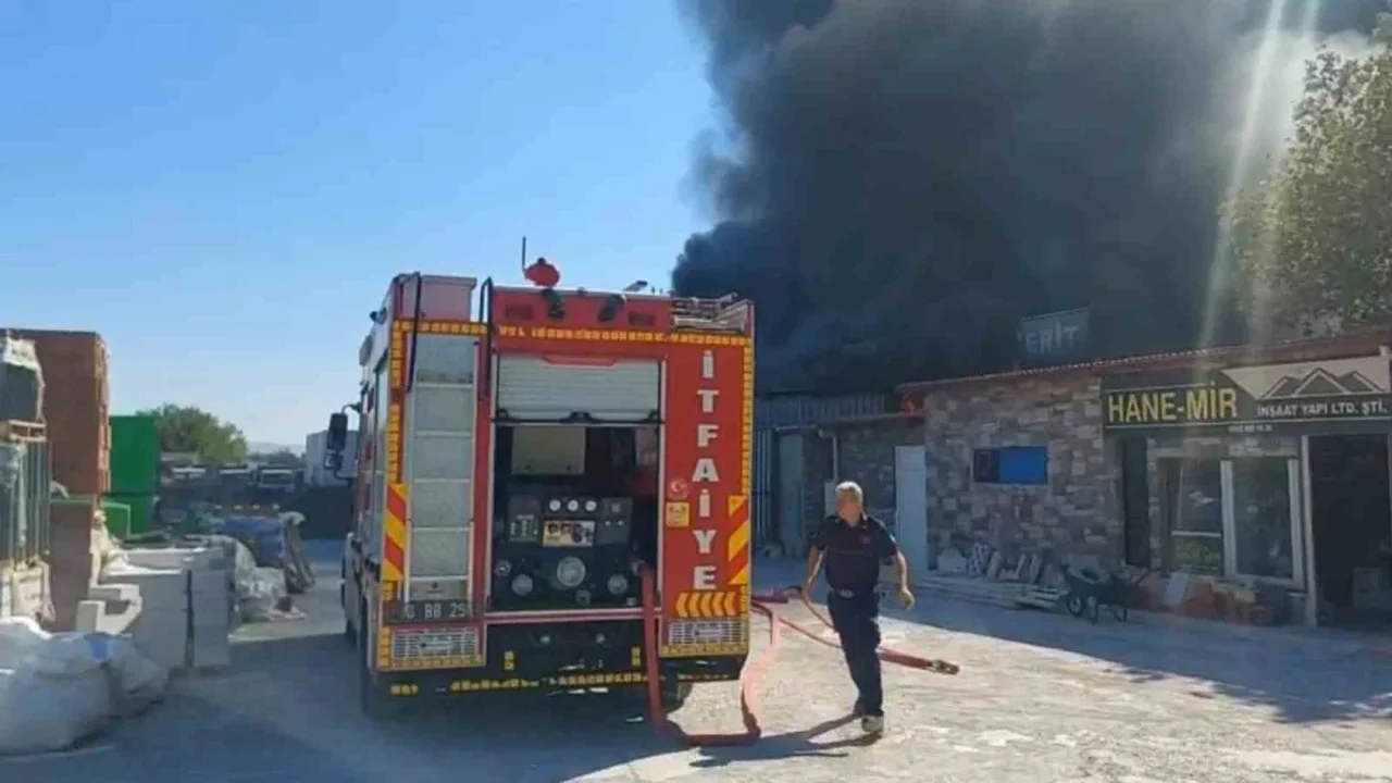 Edremit Yolören'de yangın: 5 iş yerinde hasar oluştu