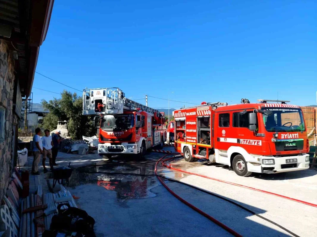 Edremit Yolören'de yangın: 5 iş yerinde hasar oluştu