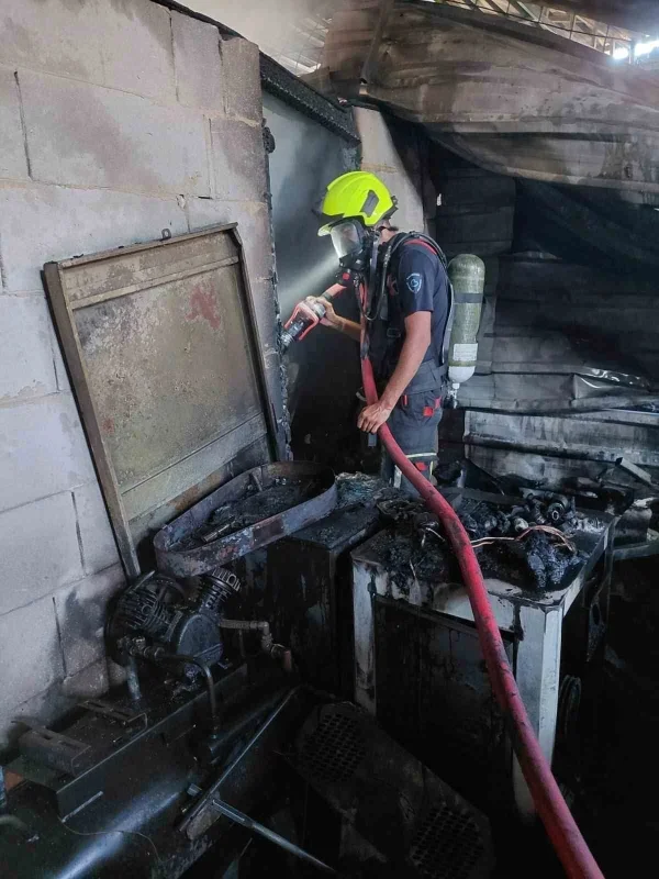 Edremit Yolören'de yangın: 5 iş yerinde hasar oluştu