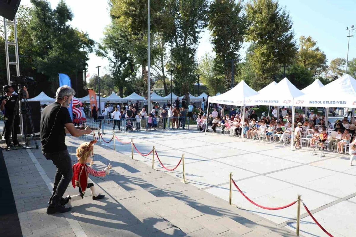 İnegöl Gastronomi Festivali'nde Retrobüs konseri coşku kattı