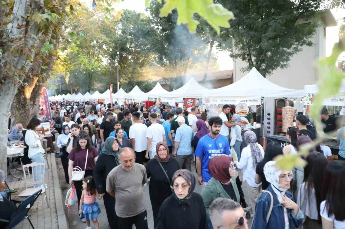 İnegöl Gastronomi Festivali'nde Retrobüs konseri coşku kattı