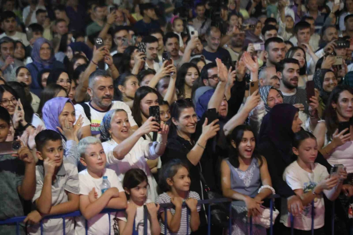 İnegöl Gastronomi Festivali'nde Retrobüs konseri coşku kattı