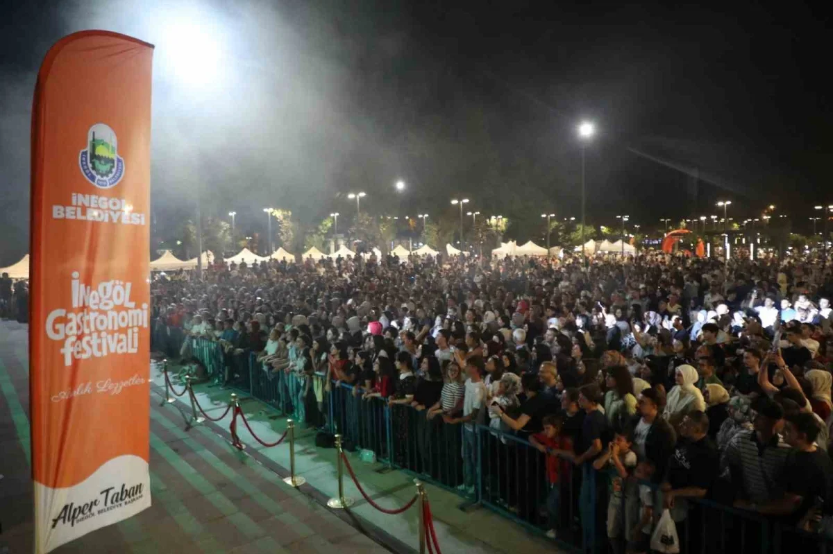 İnegöl Gastronomi Festivali'nde Retrobüs konseri coşku kattı